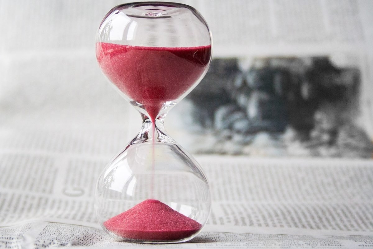 hourglass-time-hours-620397 hourglass, time, hours-620397.jpg
